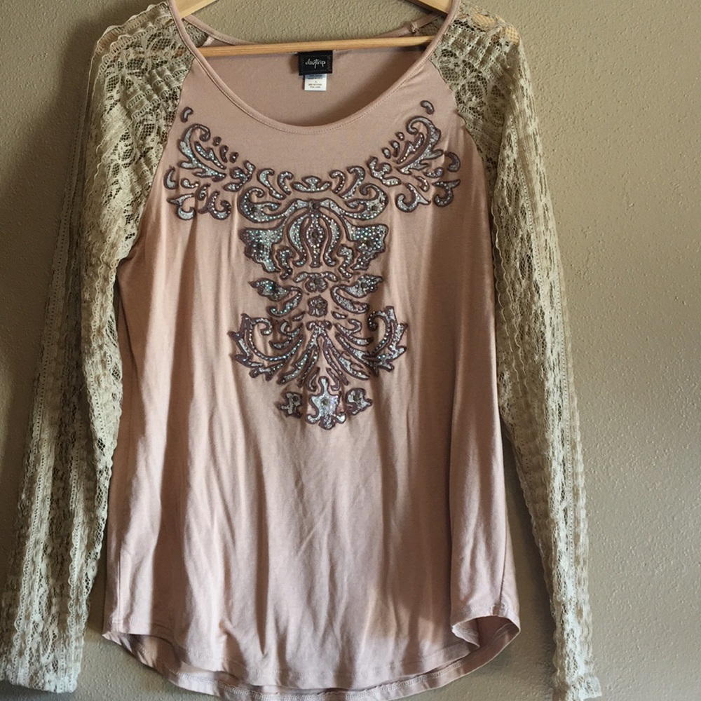 Daytrip lace sleeved top